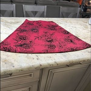 Skirt with flocked details. Burgundy and black